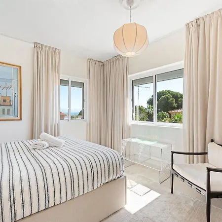 Victoria, 펜션 토레몰리노스